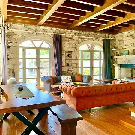 Private With Pool 150 M From The Sea - 4 Bathrooms - 8 People * Çeşme