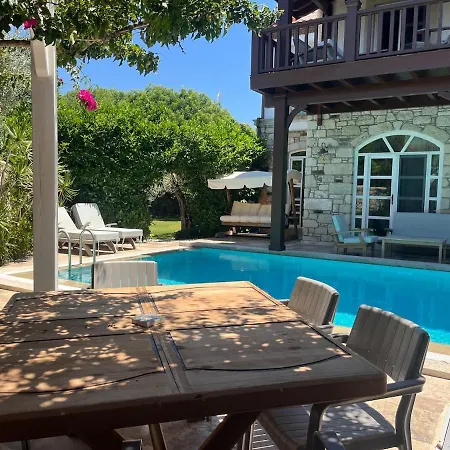 Private With Pool 150 M From The Sea - 4 Bathrooms - 8 People * Çeşme
