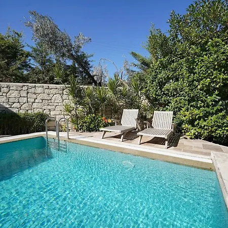 Private With Pool 150 M From The Sea - 4 Bathrooms - 8 People فيلة
