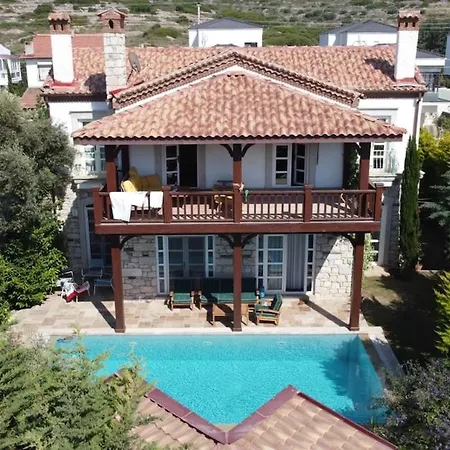 Private With Pool 150 M From The Sea - 4 Bathrooms - 8 People ヴィラ Çeşme