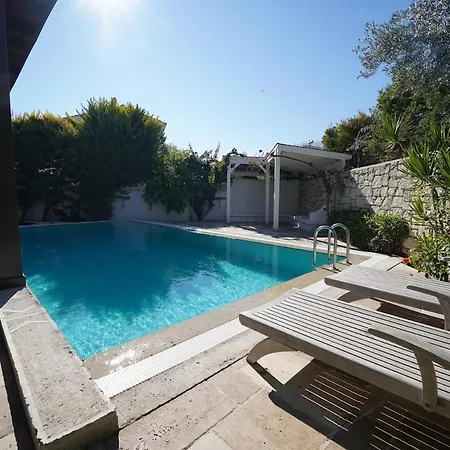 Private With Pool 150 M From The Sea - 4 Bathrooms - 8 People فيلة *