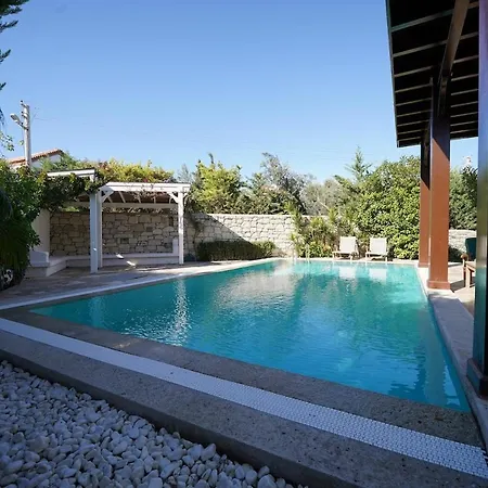 Private With Pool 150 M From The Sea - 4 Bathrooms - 8 People *