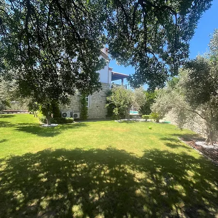 Private With Pool 150 M From The Sea - 4 Bathrooms - 8 People Cesme