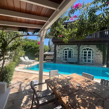 Private With Pool 150 M From The Sea - 4 Bathrooms - 8 People Cesme