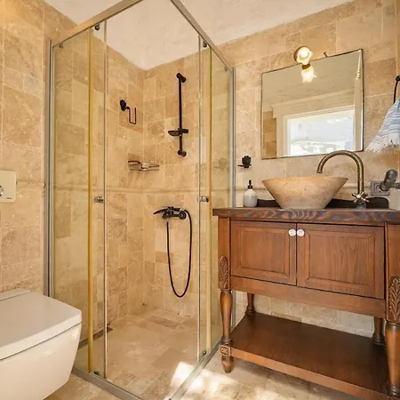 Private With Pool 150 M From The Sea - 4 Bathrooms - 8 People Çeşme