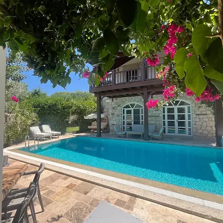 Private With Pool 150 M From The Sea - 4 Bathrooms - 8 People * Çeşme